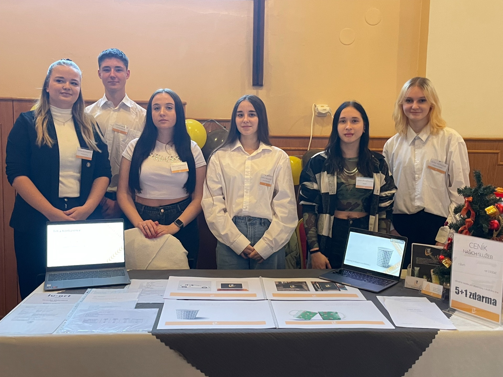 Účastníci Dne s Obchodkou na našem stánku. |  Participants of the Den s Obchodkou at our stand.