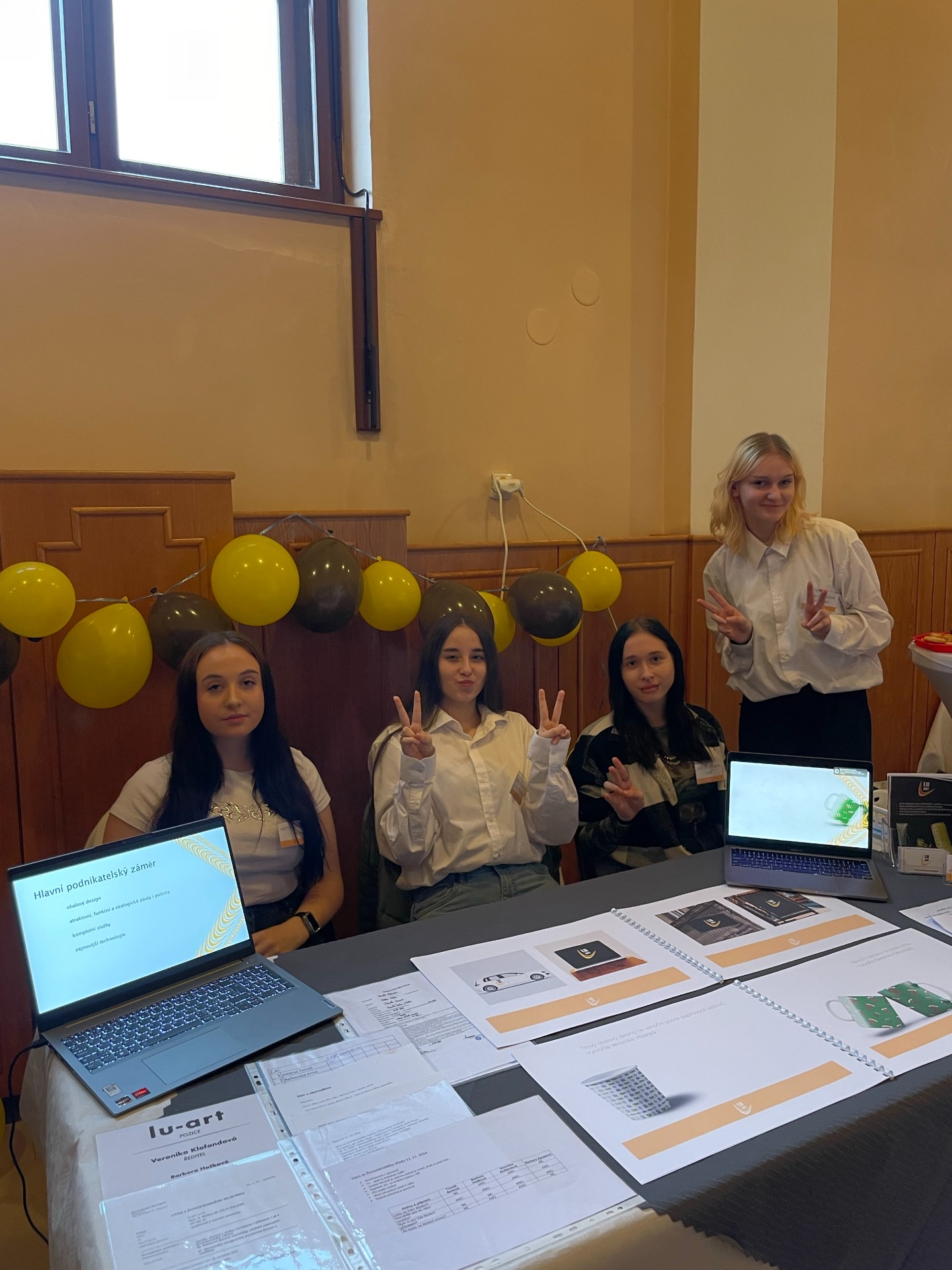 Fotka našeho stánku na Dni s Obchodkou s příjemnou obsluhou. | Photo of our stand at the Den s Obchodkou with pleasant service.